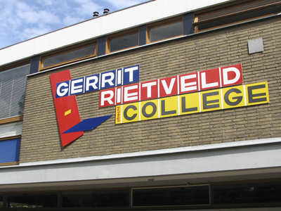 905450 Afbeelding van het beeldmerk van het Gerrit Rietveld College boven de ingang van het schoolgebouw (Eykmanlaan ...
